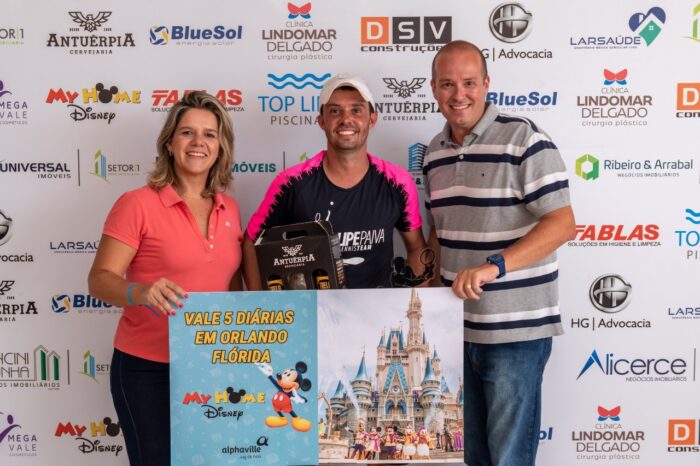 Ygor Guimarães, Bruno Lamas, Felipe Paiva, Lucilane Assis, Miguel de Oliveira e Felipe Miana 2 Marcela Kümmel e Fernando Pedrosa ladeando Felipe Paiva, campeão na categoria Avançado foi premiado pela My Home Disney com cinco diárias (e mais três convidados) em Orlando