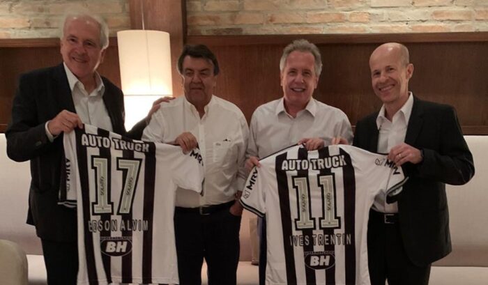 'Pole position' da CNN Brasil e da MRV, Rubens Menin e o banqueiro e ex-presidente do Atlético, Ricardo Guimarães ladeando os amigos Edinho Alvim e Ives Trentin, presenteados com camisas personalizadas do Galo 