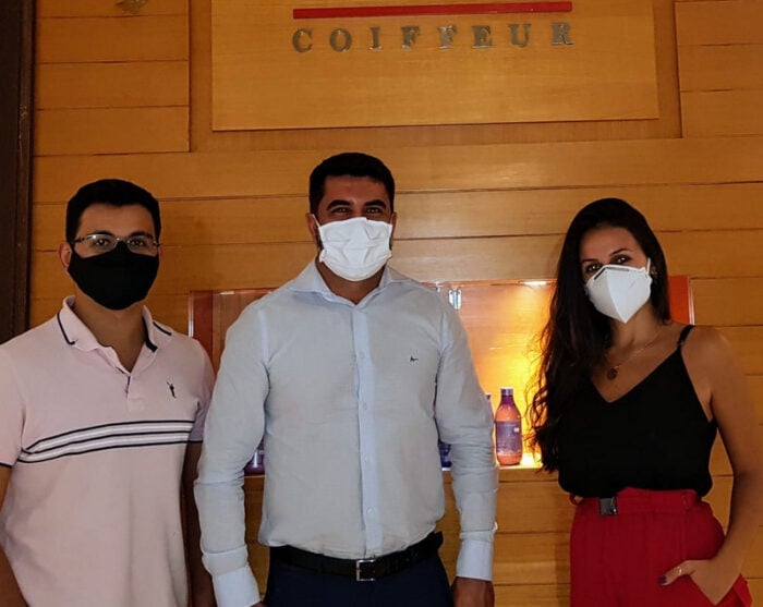 O consultor de vendas da L’Oreal Profissional, Edivaldo Rodrigues ladeado pelos irmãos Lucas e Wanessa Barbosa 1 O consultor de vendas da L’Oreal Profissional, Edivaldo Rodrigues ladeado pelos irmãos Lucas e Wanessa Barbosa, que agora estão à frente do Werner Coiffeur, no Independência Shopping
