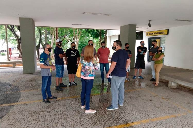 Donos de bares e restaurantes fazem manifestação na Prefeitura 1 comerciantes pjf by leticya bernadete