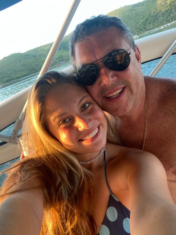 Ivan Queiroz com a filha Vitória em tarde de churrasco na Ilha do Japonês, em Cabo Frio