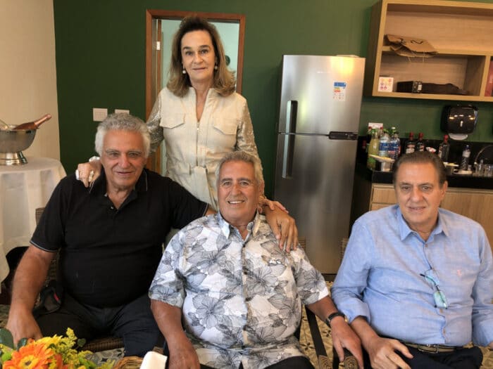  Os irmãos Rogério (com Sandra), Eduardo e Arnaldo Villela de Andrade no condomínio Aero Ville