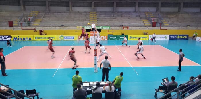 Na volta ao profissional, JF Vôlei bate Minas no tie-break na