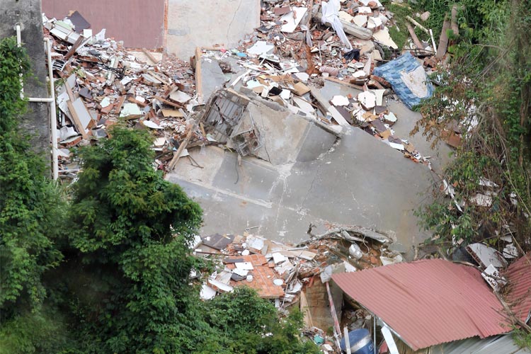 Terreno onde casa desabou permanece interditado no Democrata 2 Sem Título 2
