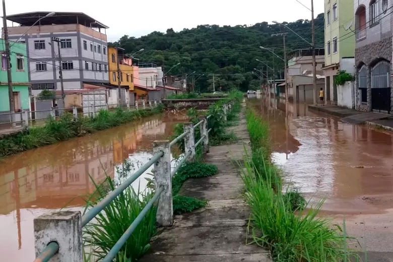 Córrego transbordou no Bairro Industrial, Zona Norte de Juiz de Fora, após fortes chuvas