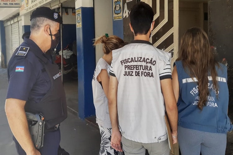 Equipe de Fiscalização pela Vida autua escola no Centro 1 fiscalização pjf