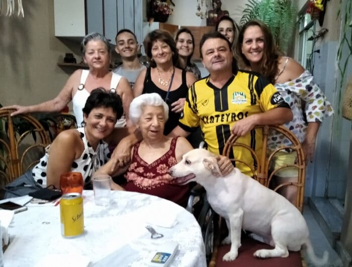 Na comemoração de seus 95 anos, dona Jandyra Manganelli ladeada pelo carinho dos familiares, além do ‘pet’ de estimação