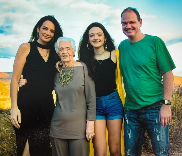 A aniversariante Paula Gaio Keil com a mãe Ruth de Assis, a filha Gabriela e Ronaldo Keil