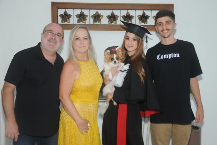 Na colação de grau 'online' em Direito pelo Granbery, Laura Brandão (com seu 'pet’ Louis) ladeada pelos pais Cláudio e Valéria Brandão, além de Davi Rezende Foto: Andréa Ottoni