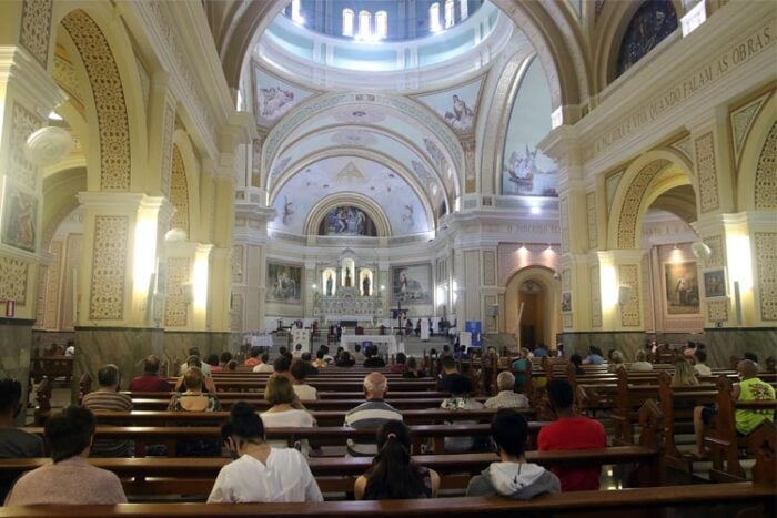 Católicos celebram Quarta-feira de Cinzas respeitando o distanciamento social 1 igreja