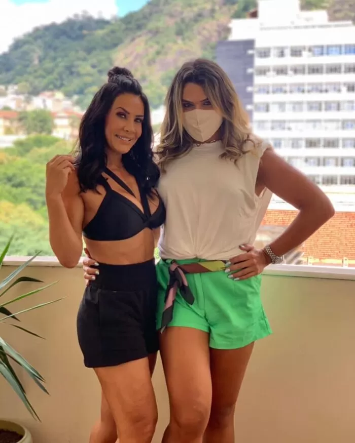 A ex-morena do Tchan, Scheila Carvalho com o cabeleireiro Cleiton Wlisses, durante as gravações para a plataforma ShapeMe  