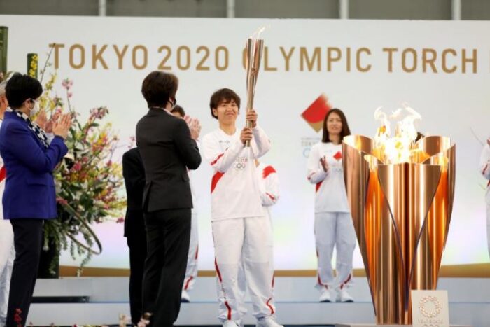 Com um ano de atraso e sem público, Japão inicia o revezamento da tocha olímpica 1 25 03 2021 tocha revezamento foto Tokyo 2020 Reproducao