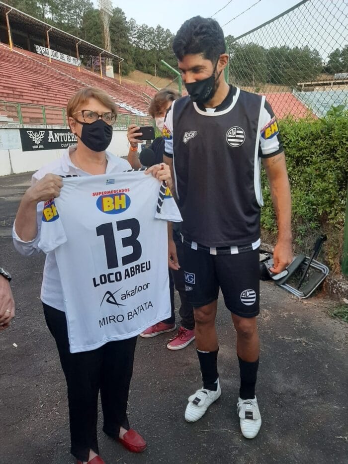  A prefeita Margarida Salomão ganhou camisa de Loco Abreu, ontem, em seu jogo de estreia no Athletic e manifestou sua admiração pelo gol de cavadinha do ex-craque do Botafogo 