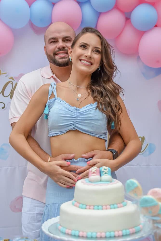 João Carlos Torres Quirino e Tatiane Castilho durante o chá de revelação que vão ter uma menina: Elisa FOTO: BRENDHA TORRES