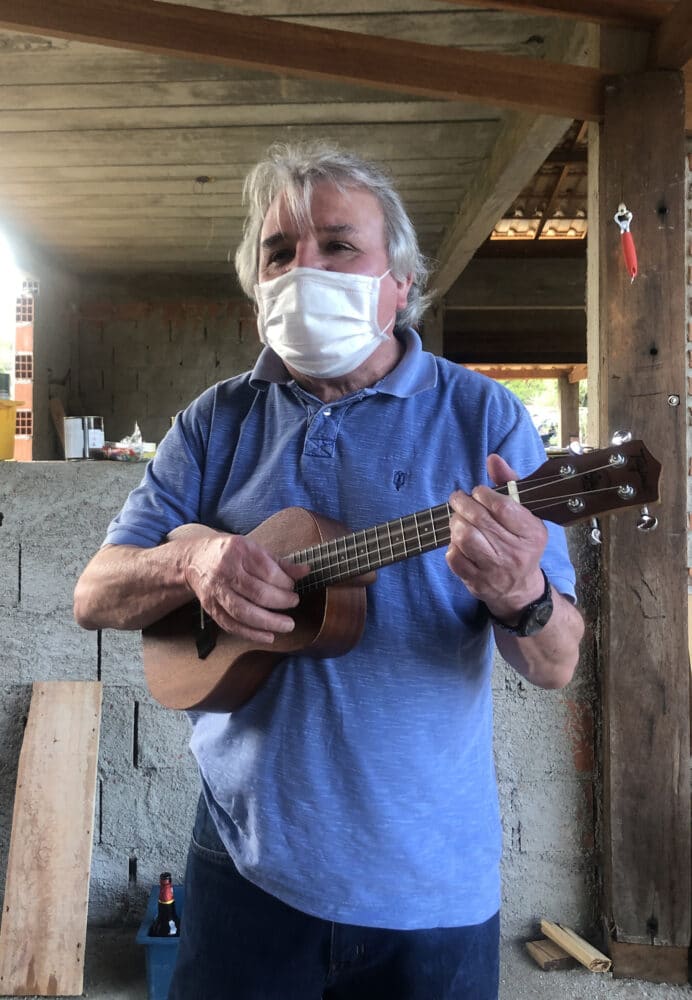 Márcio Itaboray, que é médico mas tem paixão pela música, curtindo seu ukulele  