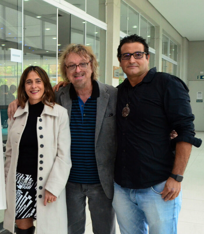 Carlos Bracher ladeado pelos irmãos Márcia e Marcos Neves no lançamento do livro “O homem da planície”, em 2019