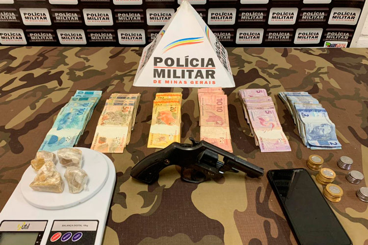 Homem é preso por tráfico e porte ilegal de arma em Juiz de Fora 1 apreensão de drogas by pmmg