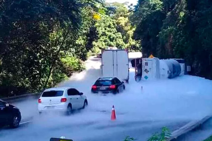 foto divulgacao redes sociais carreta tomba na br040 oxigenio