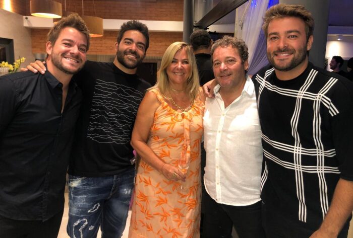 Joana e Marcelo Schmidt Alves com os filhos Lucas, Matheus e Marcos