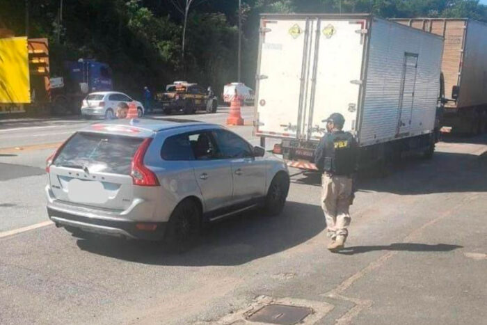 Casais são detidos pela PRF depois de saírem de restaurante sem efetuar pagamento 1 veiculo abordado br040