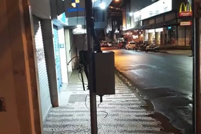 vu poste no meio da calcada