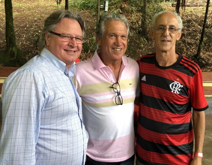 Luiz Carlos Araujo, o ex-zagueiro rubro-negro Rondinelli e Renato Dárcio Camilo, antes da pandemia, no Clube do Papo