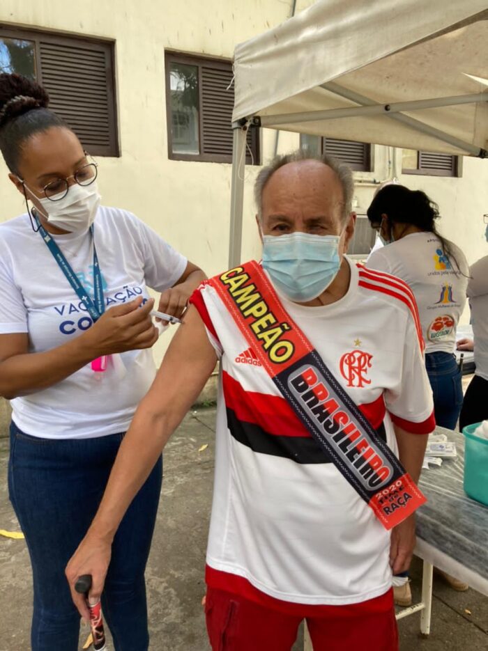 Luiz Carlos (Kpeta) Novaes Rosa, um dos fundadores da Banda Daki, tomou a segunda dose da vacina contra a Covid-19, no Rio, vestindo a camisa do Flamengo com a faixa de campeão de 2020 