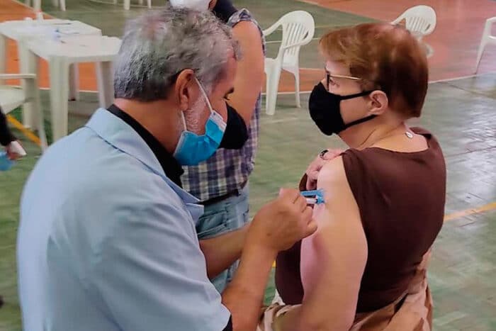 Prefeita Margarida Salomão recebe segunda dose de vacina contra a Covid-19 1 vacinacao segunda dose margarida salomao