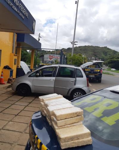 PRF apreende quase 100kg de drogas em dois carros 1 10 05 21 drogas apreendidas leopoldina foto prf2