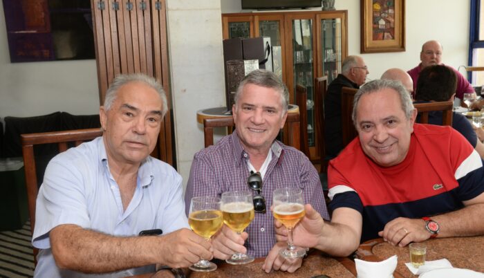 João Matos, Jovino Campos e Rogério Adum Araujo, brindando antes da pandemia