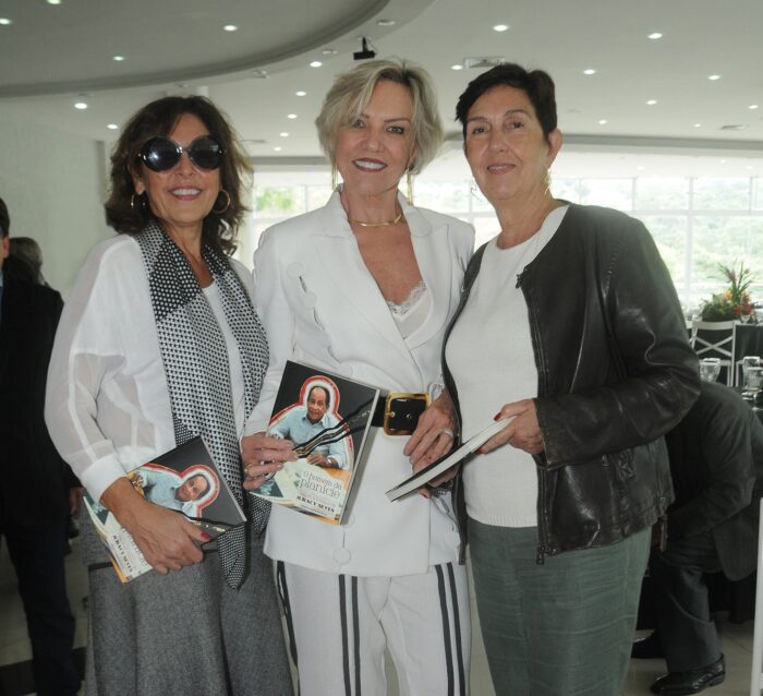 Aniversariante de destaque de hoje, Aidê Galil com Maria Helena Zacaron e Denise Barbosa Milward, antes da pandemia Foto: ANDRÉA OTTONI