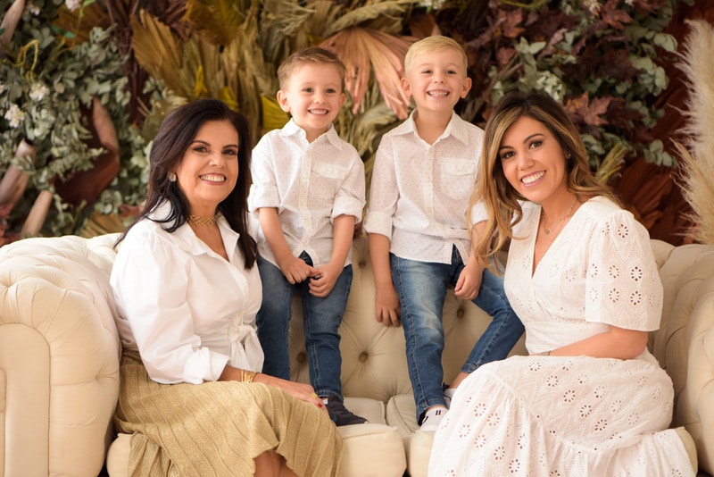 - Lylian Carneiro Fortuna Féres com a filha Deborah Fortuna Féres Gobetti e os netos João Pedro e Antônio-001