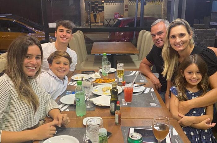 Neylson e Geise Delgado Almeida com os filhos Gabriel, Gustavo, Geórgia e Giovana, no jantar do El Toro