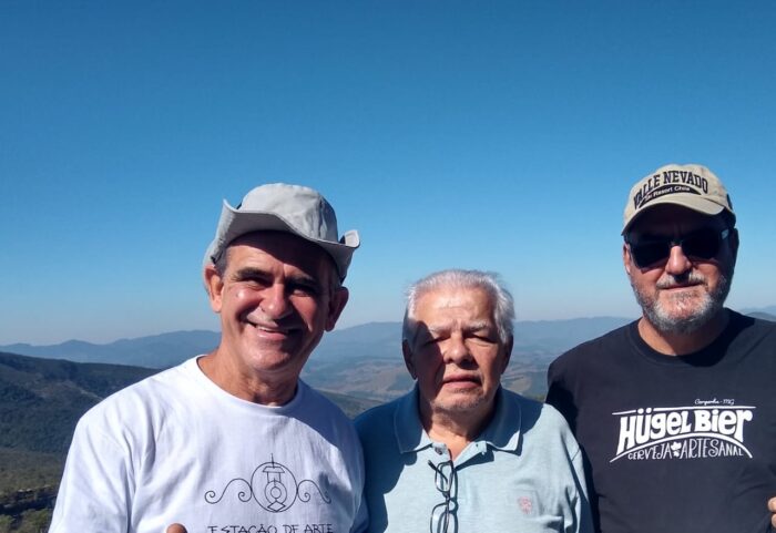 Gerson Guedes, Geraldo Mizael e Leonardo Rebouças durante visita à Estação de Arte, em Ibitipoca, onde o artista está produzindo um painel sobre a história da tradicional Malhas Keeper