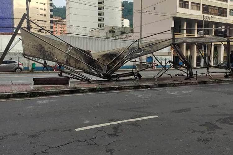 Assaltantes Batem Carro Roubado Em Ponto De ônibus Durante