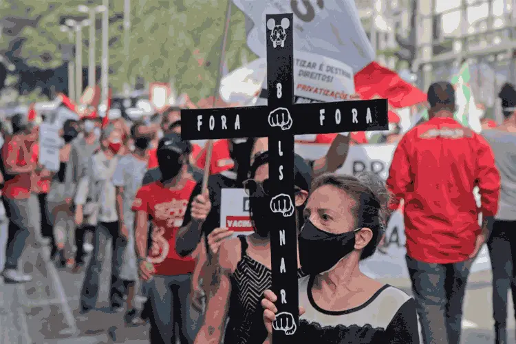 Ato reúne manifestantes contra Bolsonaro nas ruas do Centro de JF 1 ato contra bolsonaro2 editada