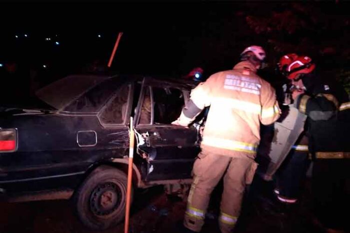 Acidente entre carro e caminhão deixa dois feridos na BR-267 1 bombeiros acidente