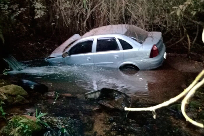 Carro desce ribanceira, cai em córrego e deixa homem ferido 1 carro cai em corrego ouro branco