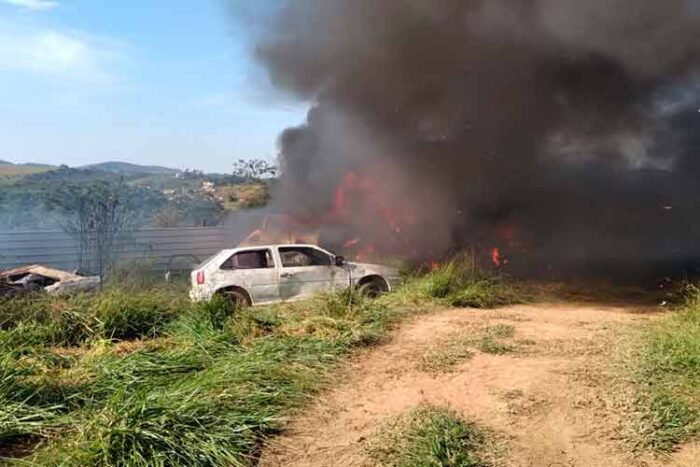 Incêndio atinge 37 carros em pátio credenciado ao Detran 1 incendio bairro Grama