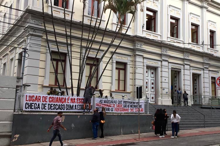 manifestacao volta as aulas juiz de fora faixa vermelha by fernando