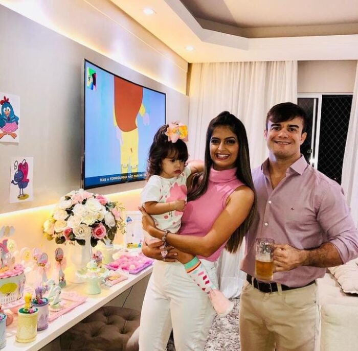 Susane Castro e Felippe Balbi comemorando os 2 anos da filha Sophia