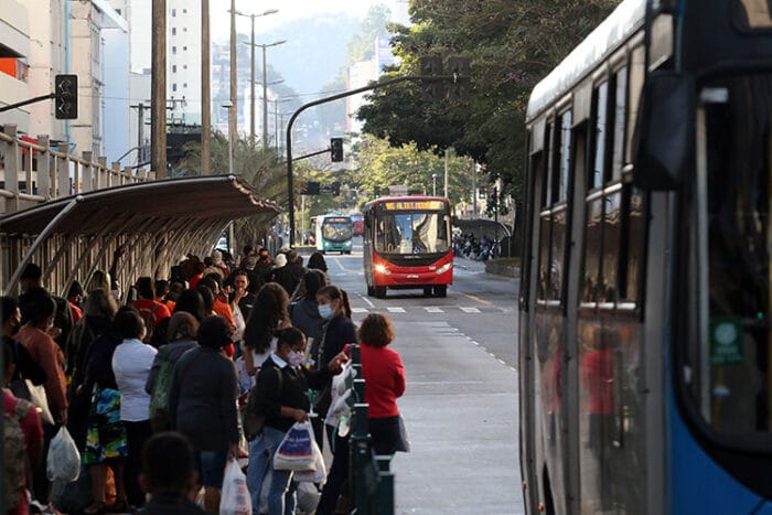 onibus ponto de transporte by fernando priamo