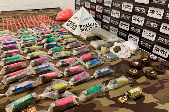 Polícia Militar prende jovem com quase 50 'kits usuário' de maconha 1 pm apreensao