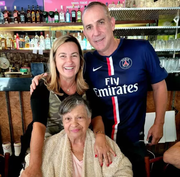 Cláudia Torres, que mora nos EUA, com a mãe Julieta e Álvaro Lamha, na Estação Grill Foto: Andréa Ottoni