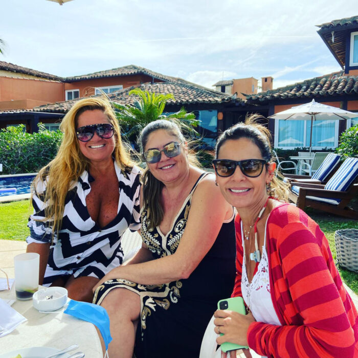 Cristiane Carapinha, Ana Elisa Costa e Carol Novy, reencontro de amigas na ensolarada tarde deste inverno na praia de Geribá, em Búzios (RJ) 