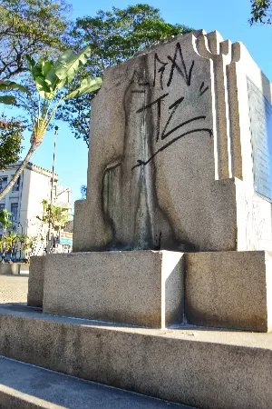 O que houve com o monumento a Bernardo Mascarenhas? 2 Estatua Praca Antonio Carlos Mascarenhas Foto Jessica Pereira 1