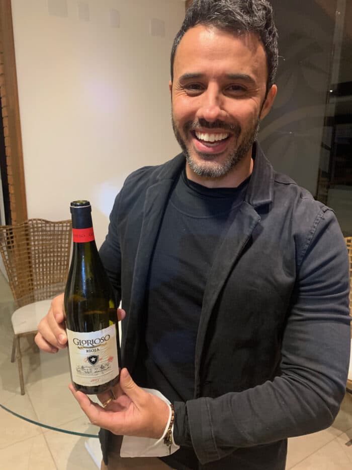  Apesar de vascaíno, Guilherme Duarte não esconde sua preferência pelo vinho "Glorioso" 