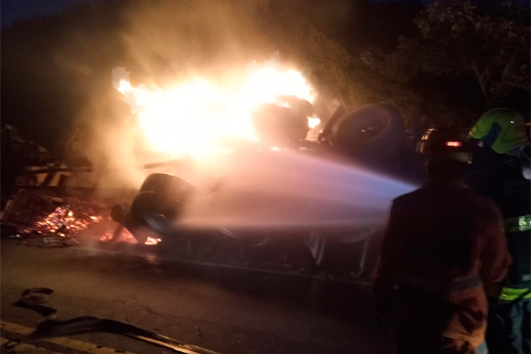 Bombeiros combatem incêndio em caminhão na BR-267 1 fogo bombeiros2