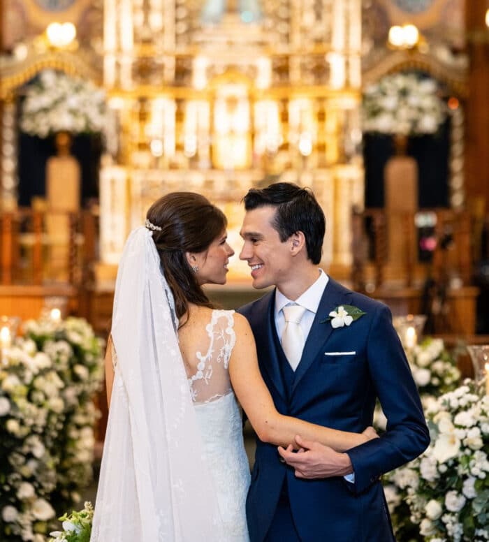 Dia 'D' em SP Júlia Zerwes e o empresário juiz-forano Eduardo L’Hotellier - fundador do GetNinjas - trocaram alianças em bonita cerimônia na Paróquia Nossa Senhora do Brasil, em São Paulo. Na sequência os noivos receberam os familiares para um jantar intimista. Foto: ANNA QUAST/RICKY ARRUDA