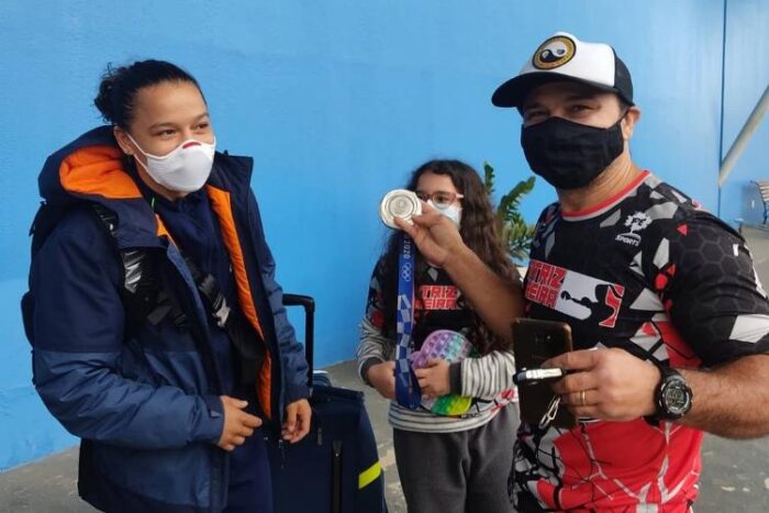 13 08 2021 Beatriz Ferreira chegada em JF site reproducao instagram aeroporto regional